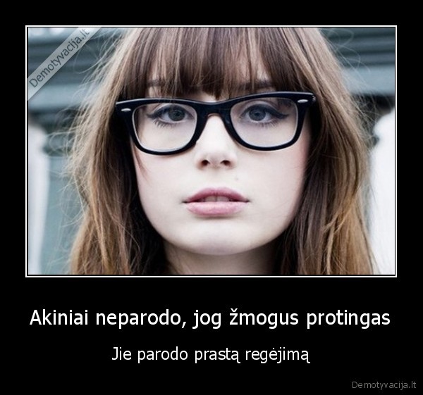 Akiniai neparodo, jog žmogus protingas