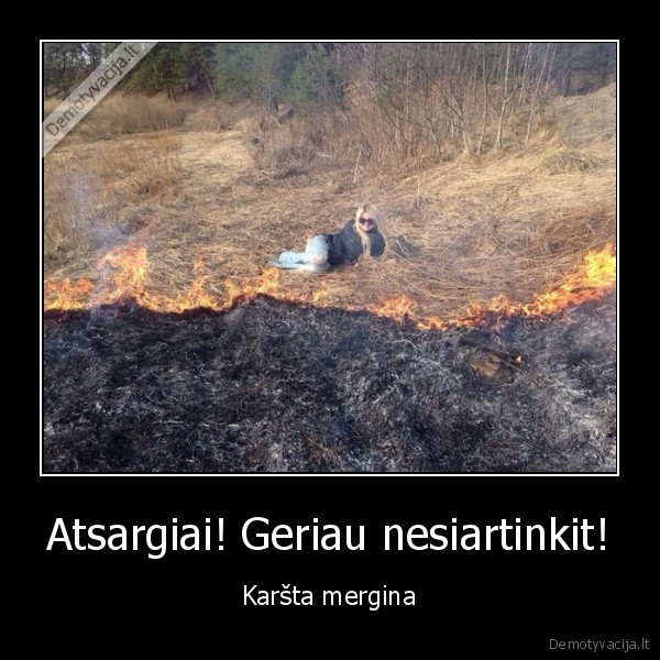 karsta, mergina,juokinga, nuotrauka,pozuoja