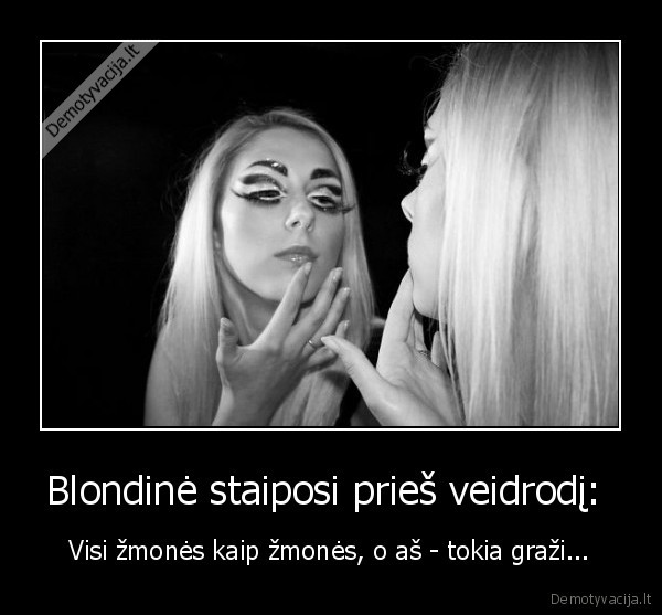 Blondinė staiposi prieš veidrodį: 