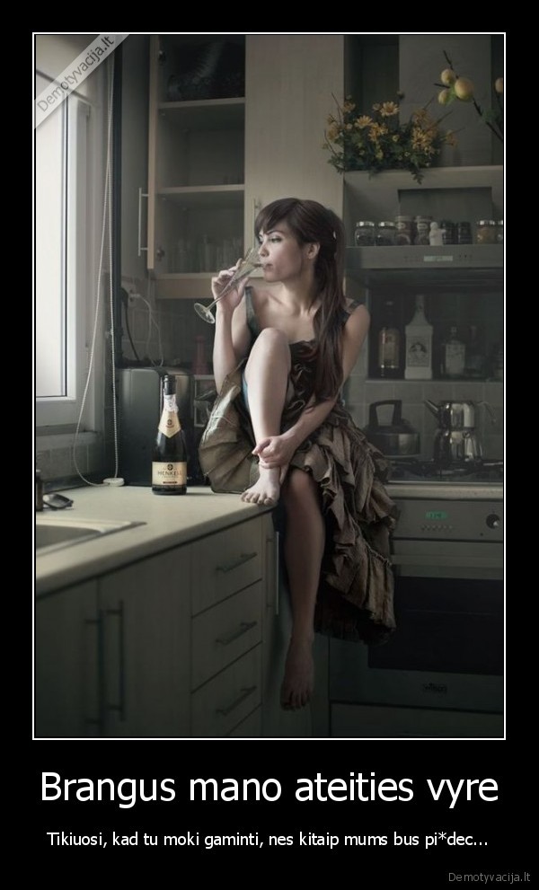 moteris, virtuveje,nemoka, gaminti