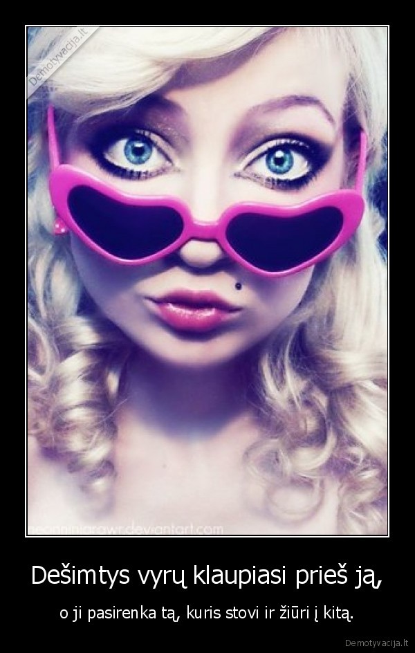 Dešimtys vyrų klaupiasi prieš ją,