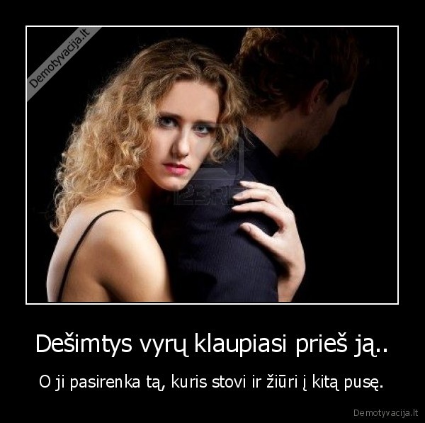 Dešimtys vyrų klaupiasi prieš ją..