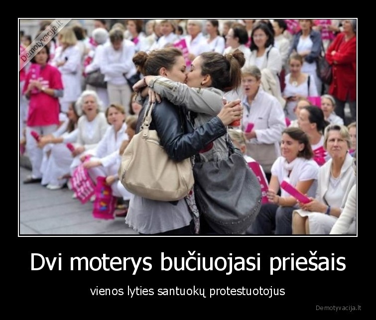 lesbietes,buciuojasi,priesais,protestuotojus