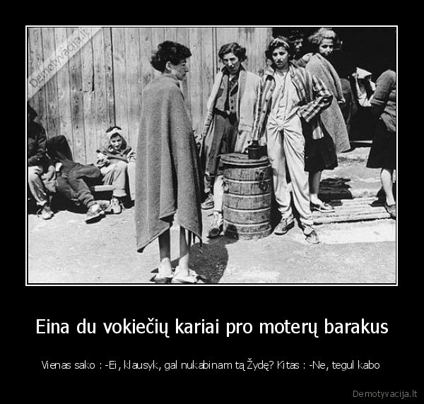 Eina du vokiečių kariai pro moterų barakus