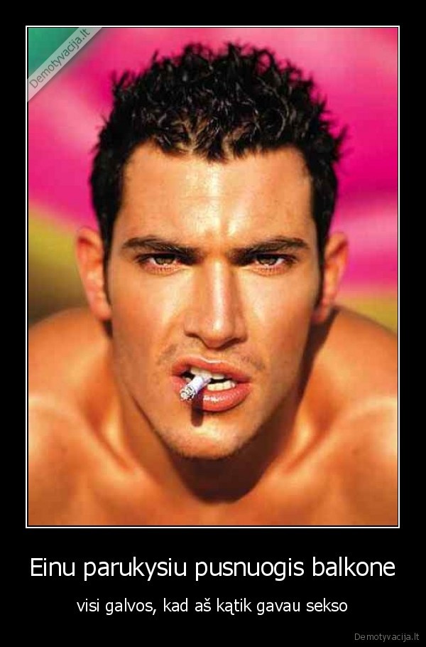 Einu parukysiu pusnuogis balkone