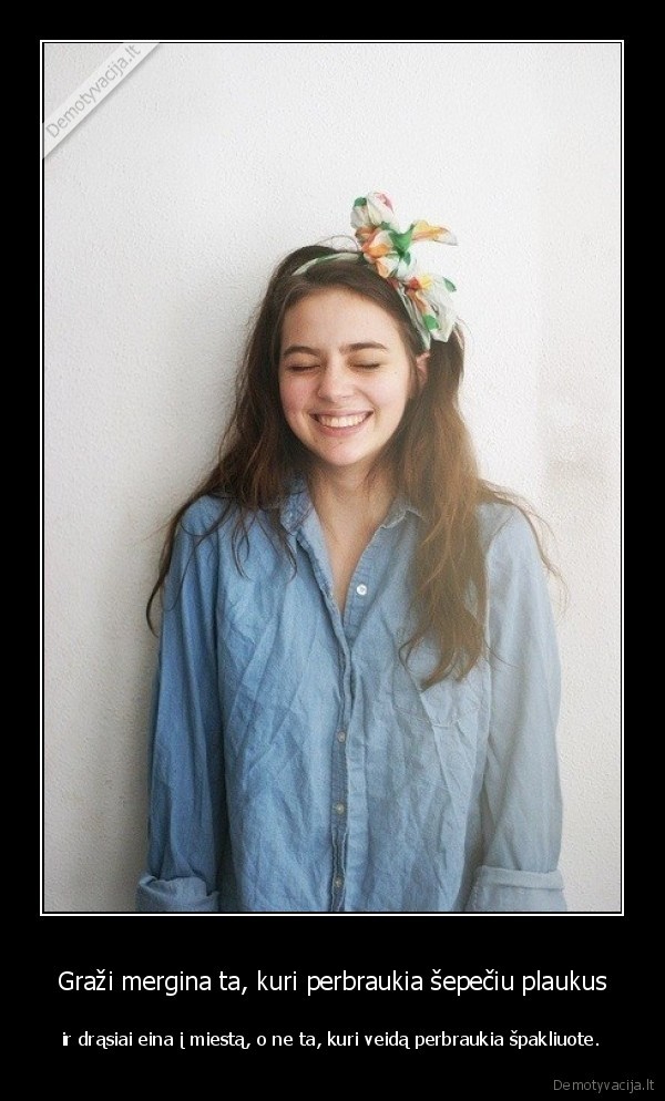 Graži mergina ta, kuri perbraukia šepečiu plaukus