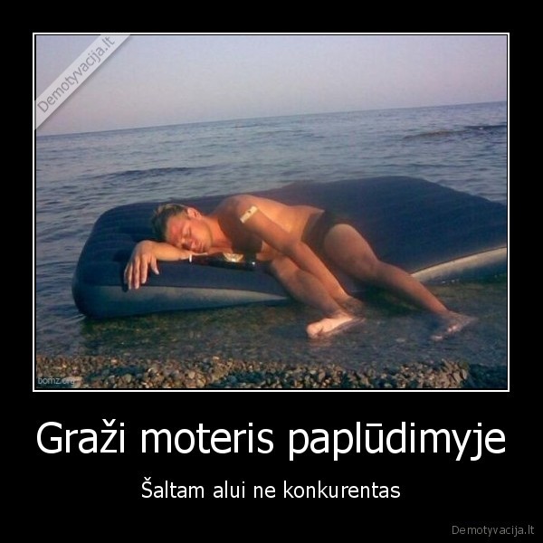 Graži moteris paplūdimyje