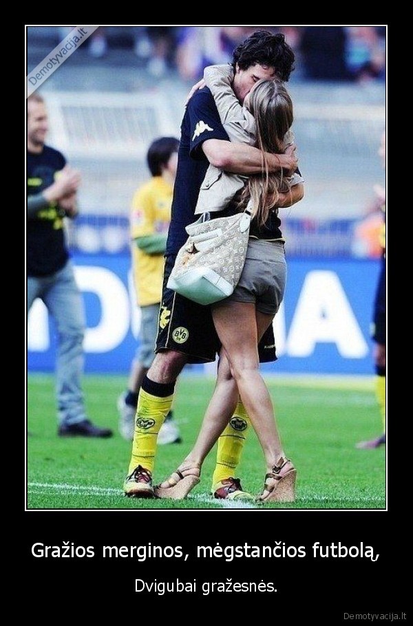 Gražios merginos, mėgstančios futbolą,