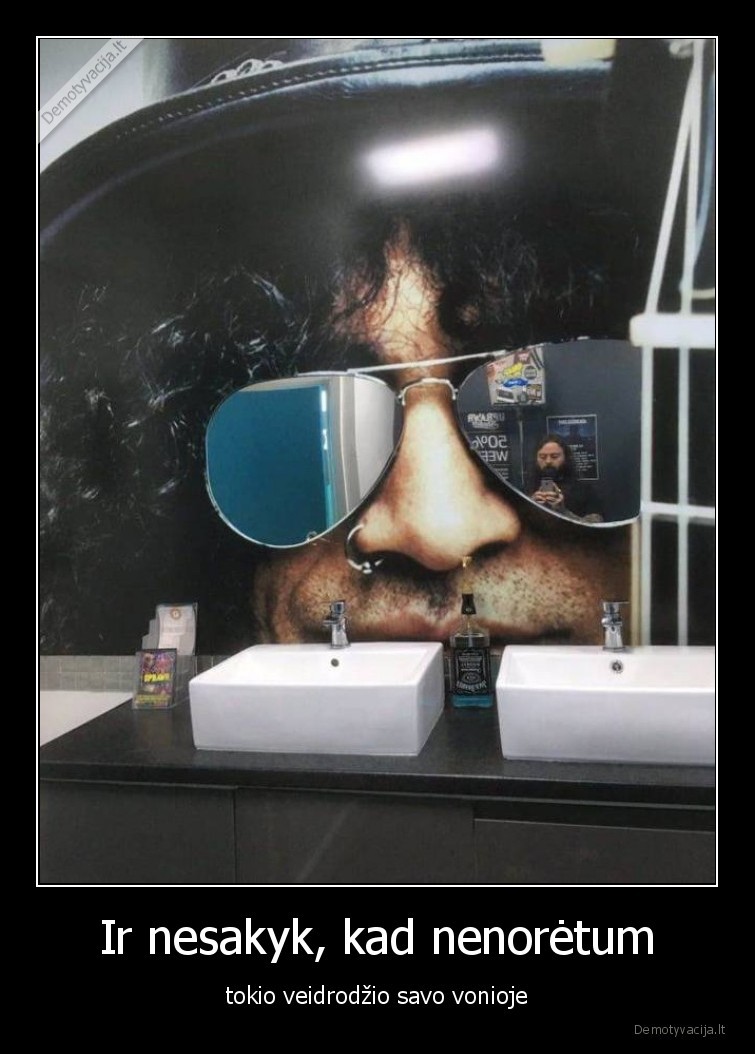 veidrodis,akiniai,vonia