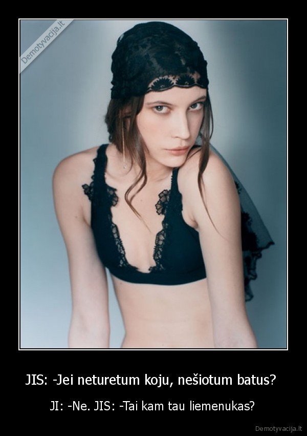moterys,humoras,krutine,liemenukas,batai,kojos,jis,ji