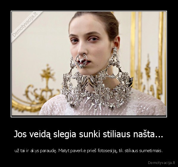 Jos veidą slegia sunki stiliaus našta...