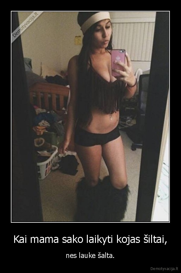 mergina,kojos,mama,batai,laukas