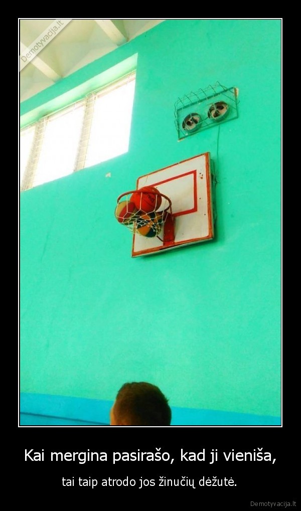 mergina,vienisa,zinute,dezute