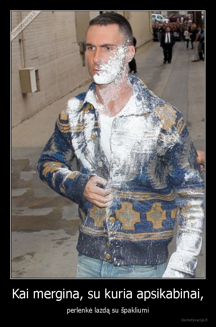 spaklius,mergina,apsikabinimas,purvinas,miltai