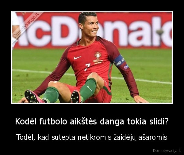 Kodėl futbolo aikštės danga tokia slidi?
