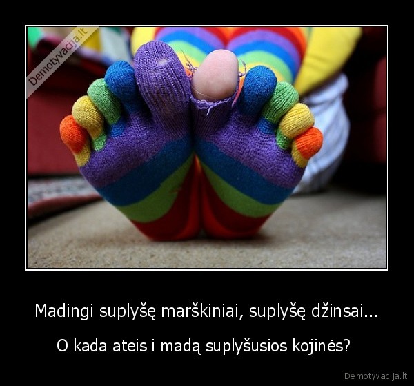 Madingi suplyšę marškiniai, suplyšę džinsai...