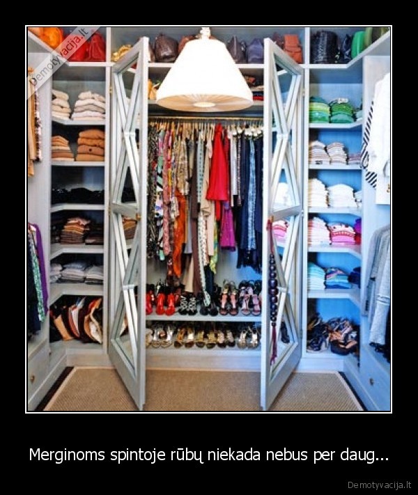 Merginoms spintoje rūbų niekada nebus per daug...
