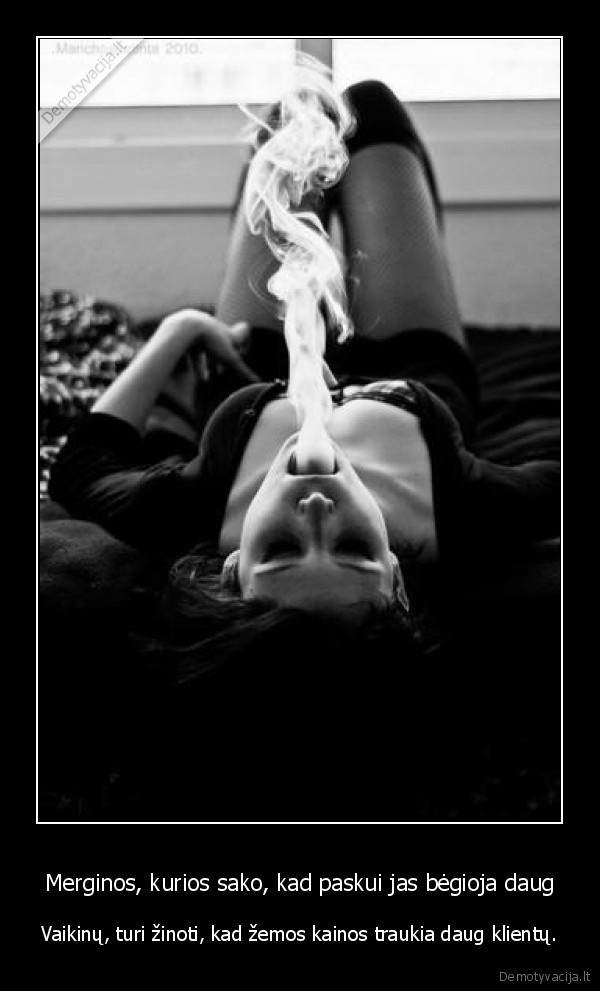 Merginos, kurios sako, kad paskui jas bėgioja daug