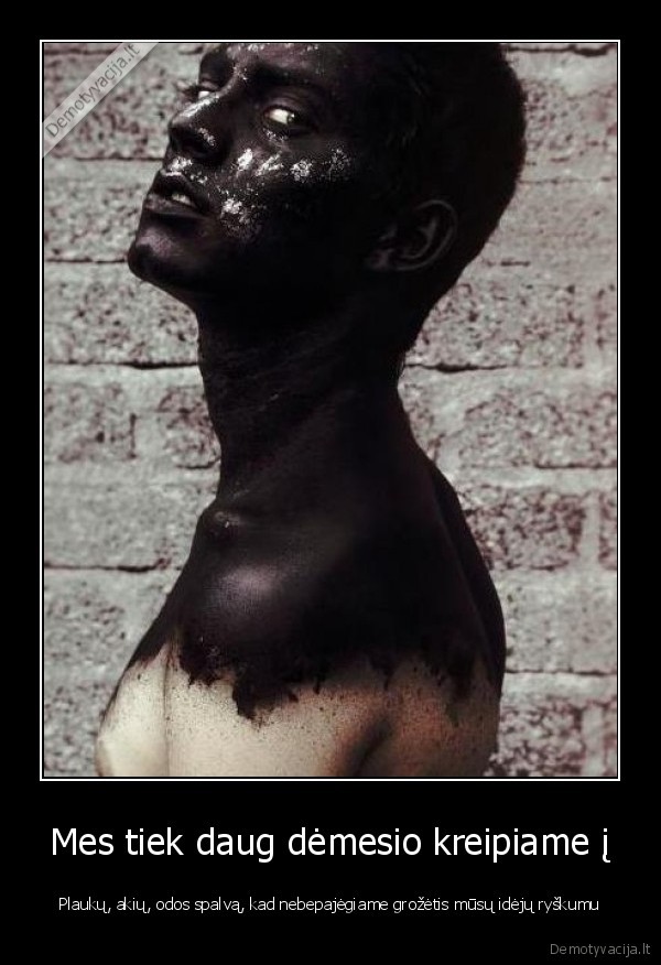 Mes tiek daug dėmesio kreipiame į