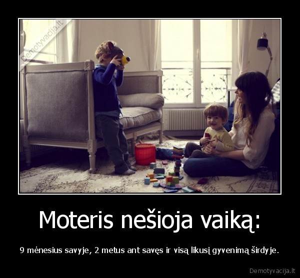 Moteris nešioja vaiką: