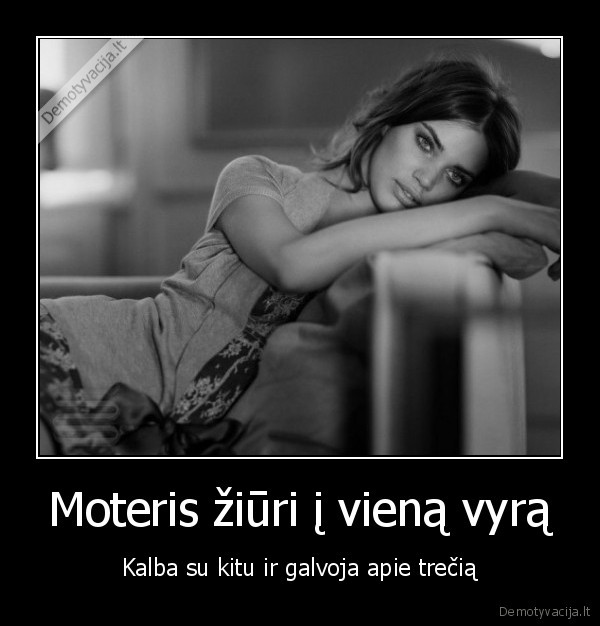 Moteris žiūri į vieną vyrą