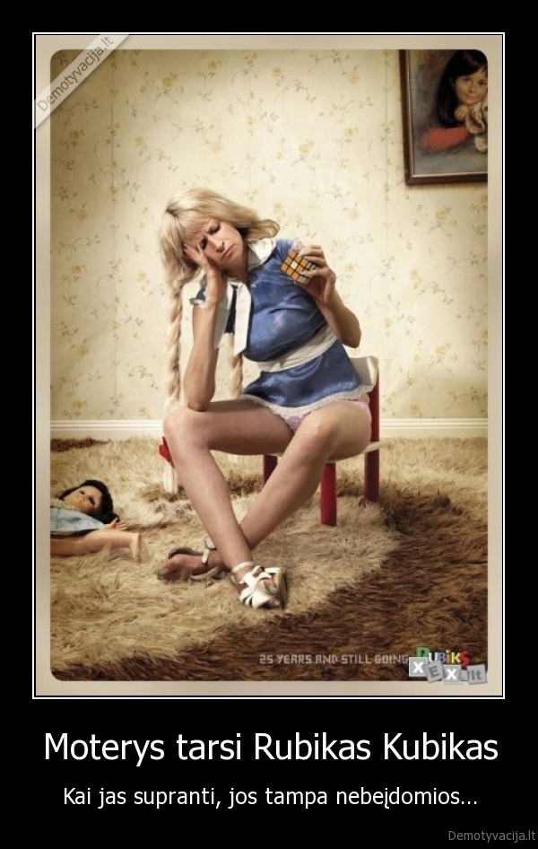 Moterys tarsi Rubikas Kubikas