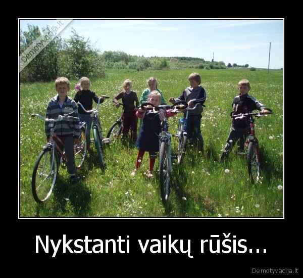 vaikai,seni, laikai,zaidzia, lauke