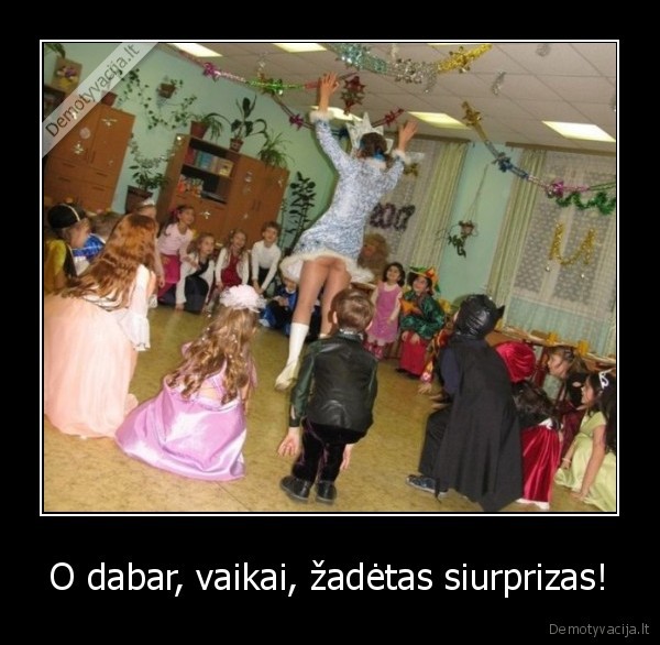 siurprizas,snieguoles, uzpakalis,upskirt,po, sijonu