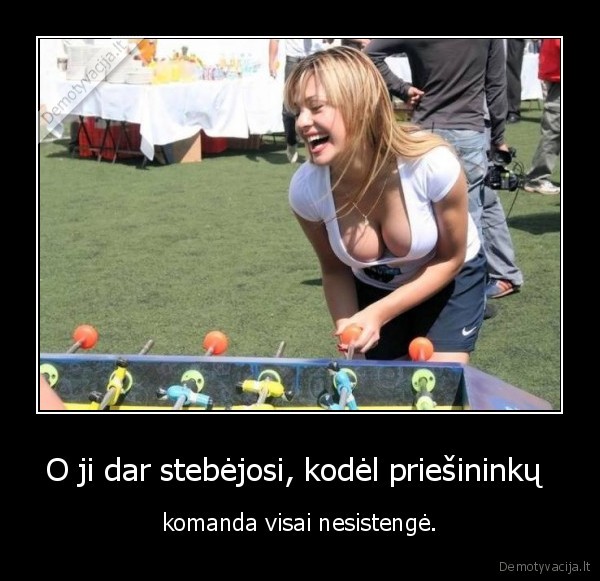 mergina,papai,stalo, futbolas