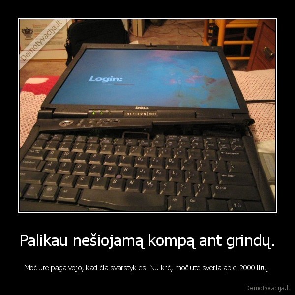 Palikau nešiojamą kompą ant grindų.