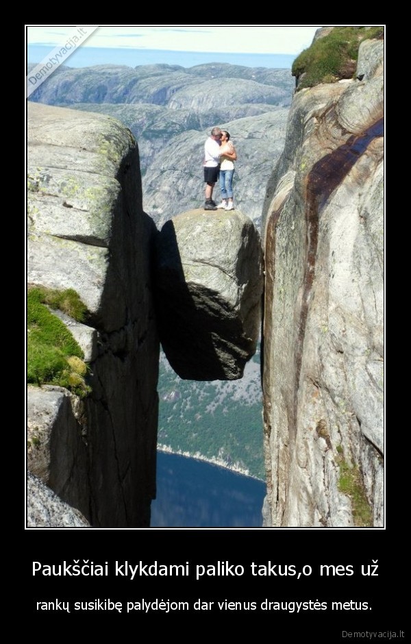 Paukščiai klykdami paliko takus,o mes už