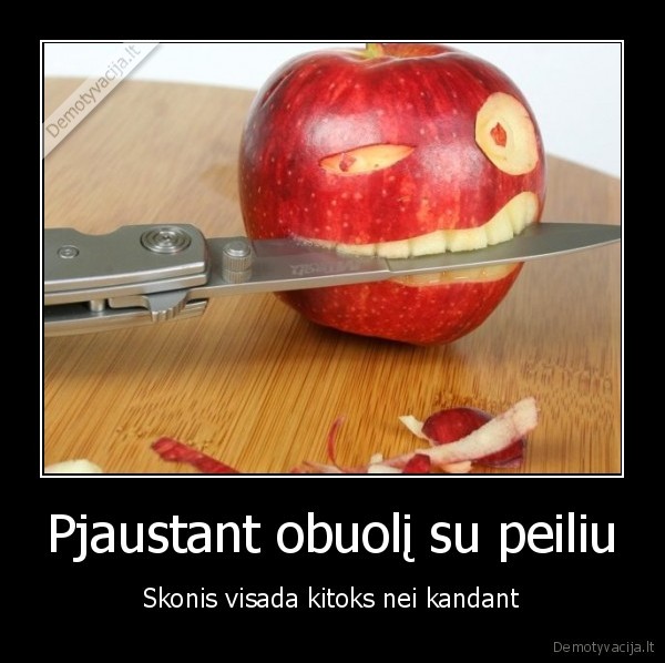 Pjaustant obuolį su peiliu