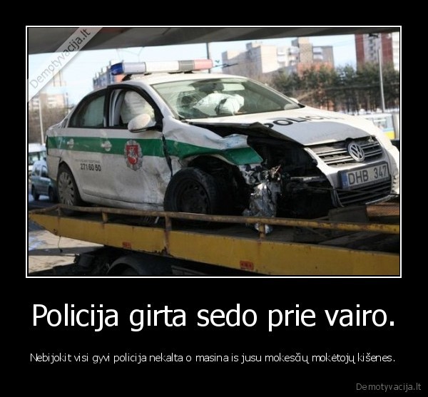 Policija girta sedo prie vairo.