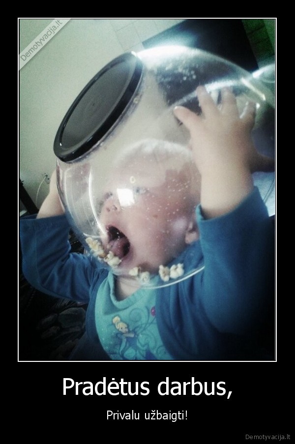 vaikas, stengiasi,popcornus, valgo,laizo, stiklaini