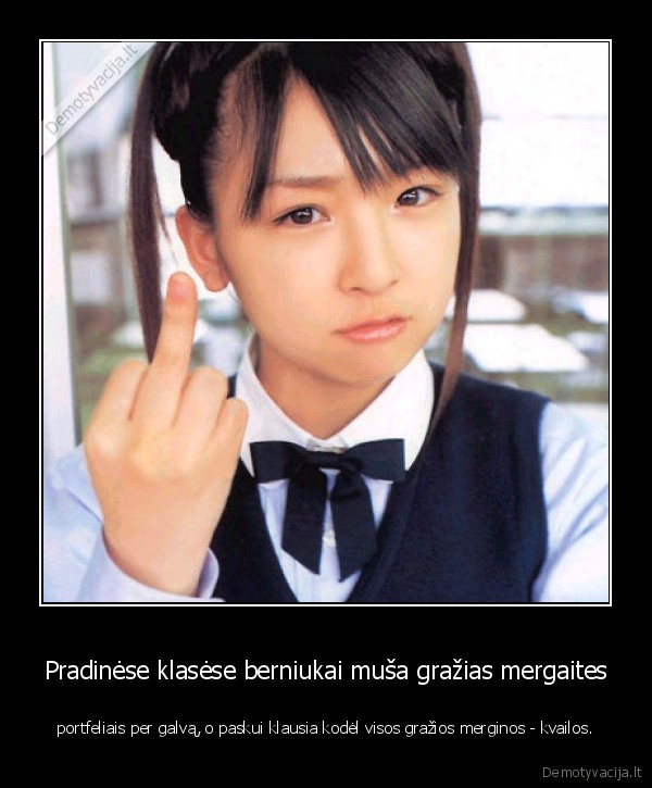 Pradinėse klasėse berniukai muša gražias mergaites