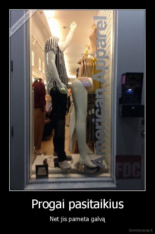 pamete, galva,seksas,manekenai, vitrinoje