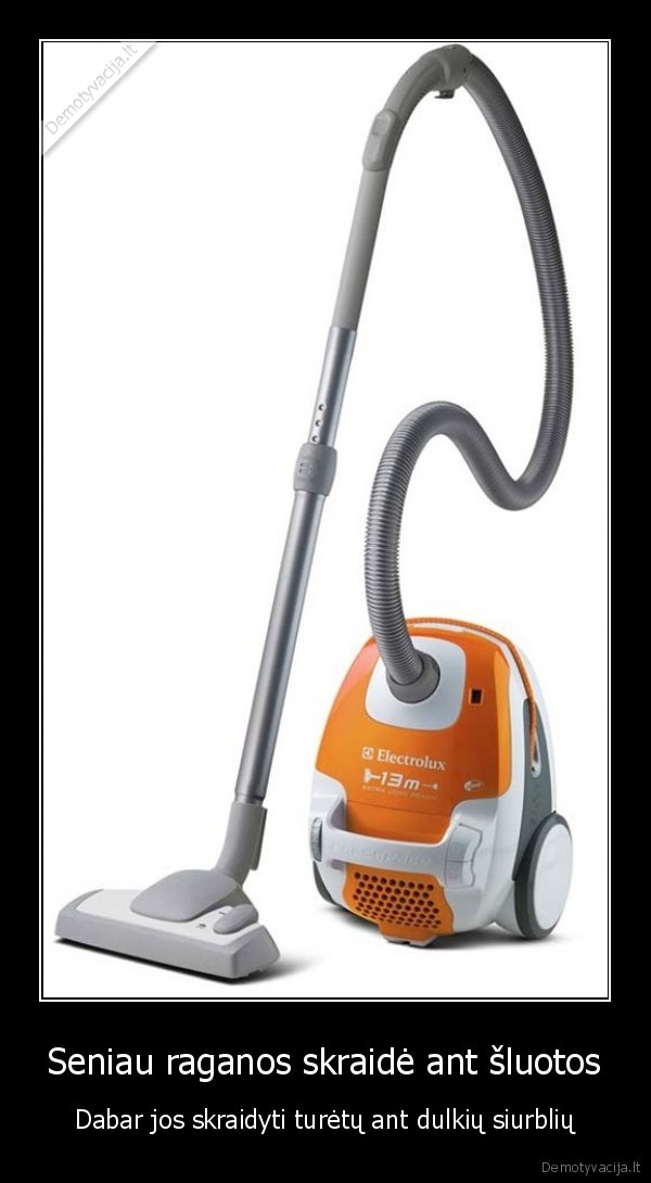 Seniau raganos skraidė ant šluotos