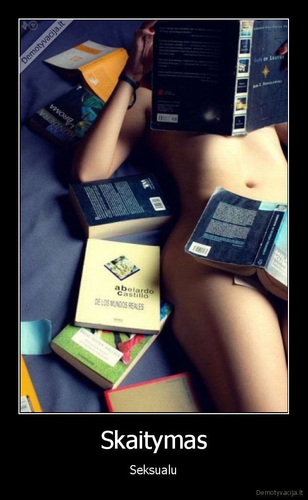 skaitantis, mergina,nuoga, mergina