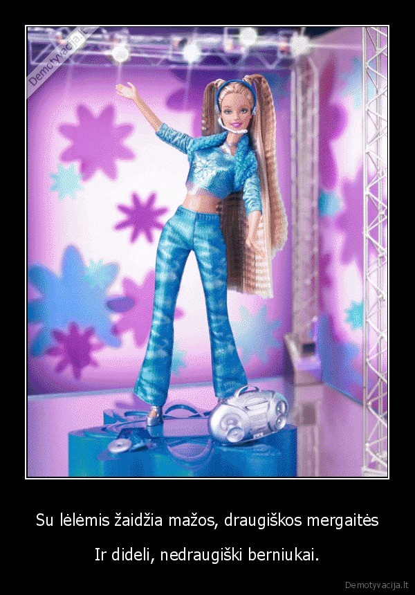 Su lėlėmis žaidžia mažos, draugiškos mergaitės