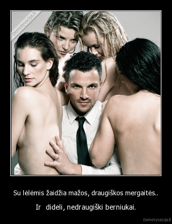 Su lėlėmis žaidžia mažos, draugiškos mergaitės..