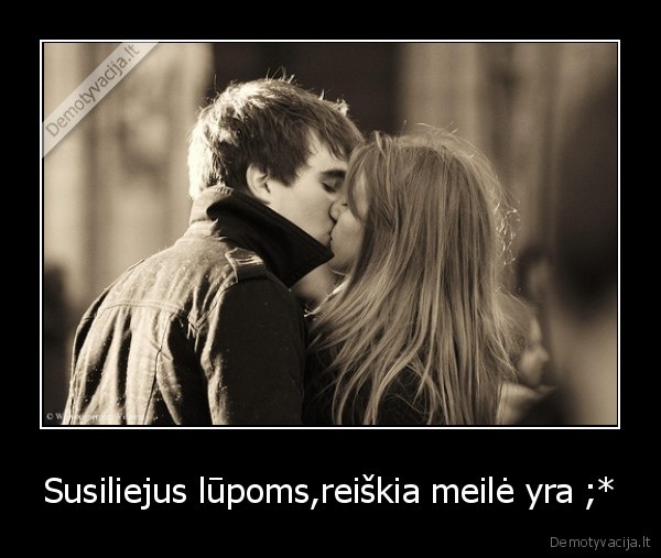 Susiliejus lūpoms,reiškia meilė yra ;*