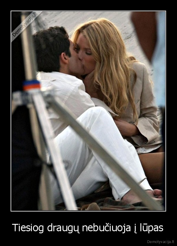 Tiesiog draugų nebučiuoja į lūpas
