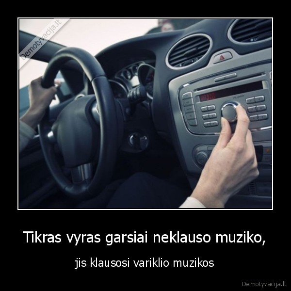 Tikras vyras garsiai neklauso muziko,