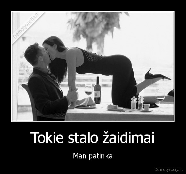 stalo, zaidimai,mergina, ant, stalo,porabuciuojasi