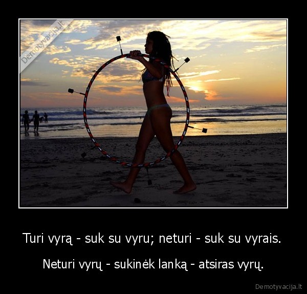 Turi vyrą - suk su vyru; neturi - suk su vyrais.