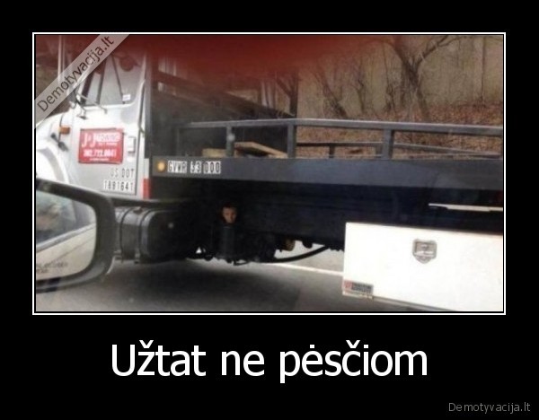 pesciom,po, automobiliu,sunkvezimis,vaziuoja