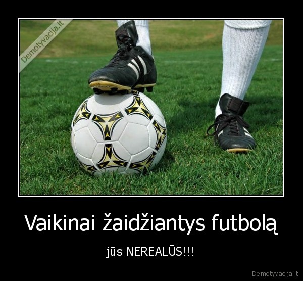 Vaikinai žaidžiantys futbolą