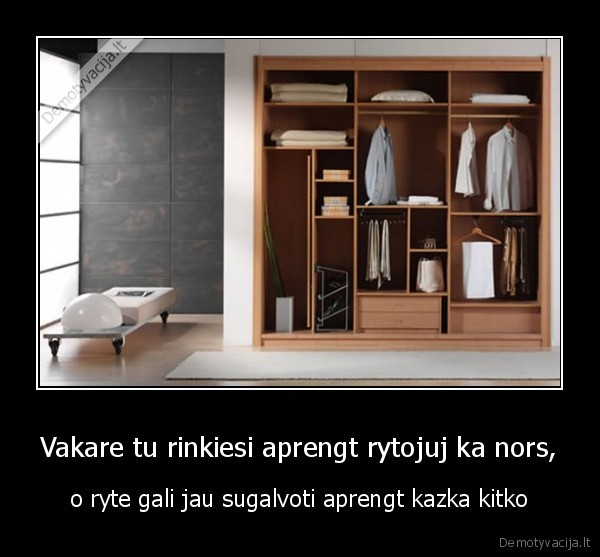 spinta,drabuziai,zmones,rytas,vakaras