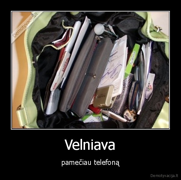 moterys,telefonas,bardakas,rankineje