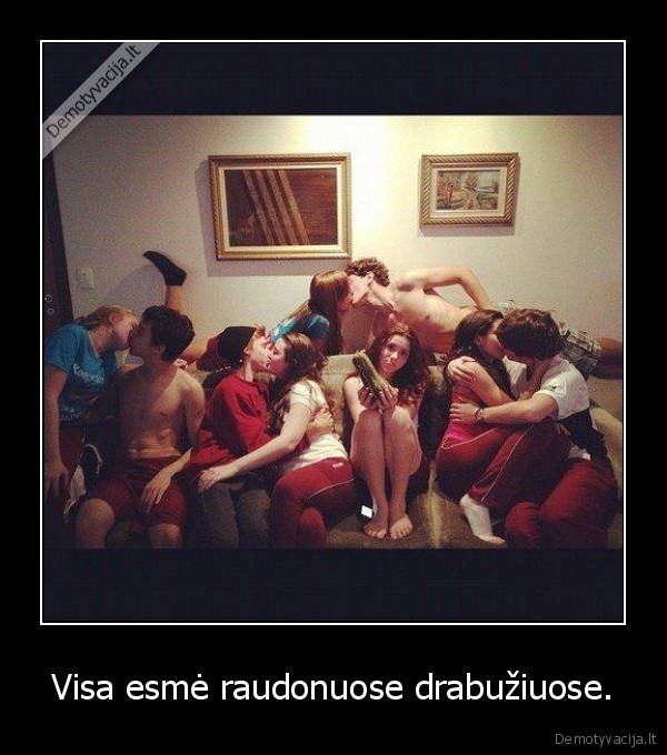 Visa esmė raudonuose drabužiuose.